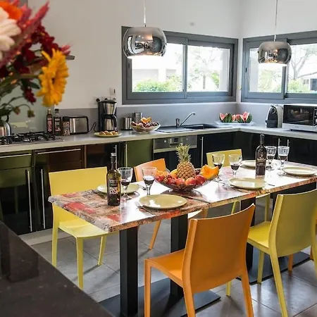 Des Arts, 100 Meters From The Sea, Swimming Pool, Wifi, Air Conditioning And 6 Bikes Willa