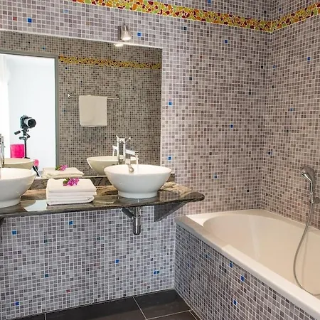 Villa Des Arts, 100 Meters From The Sea, Swimming Pool, Wifi, Air Conditioning And 6 Bikes *