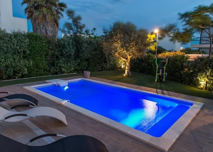 Des Arts, 100 Meters From The Sea, Swimming Pool, Wifi, Air Conditioning And 6 Bikes *
