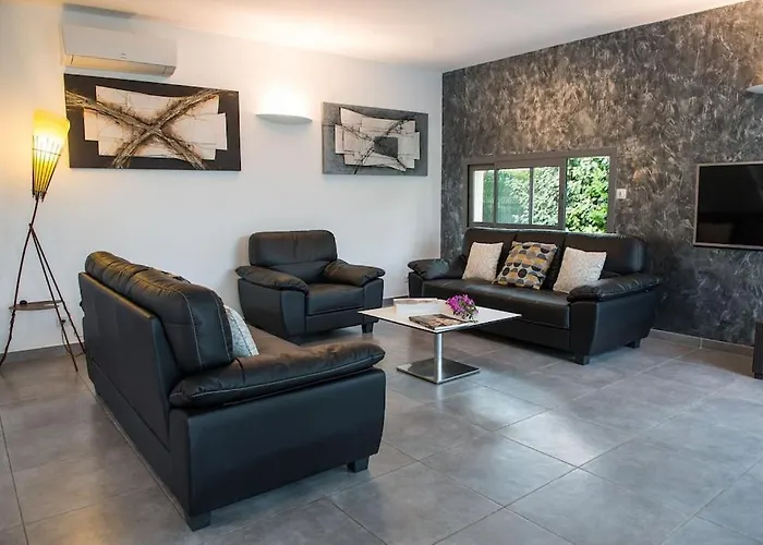 Des Arts, 100 Meters From The Sea, Swimming Pool, Wifi, Air Conditioning And 6 Bikes Villa