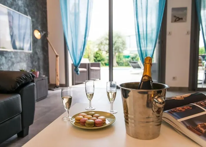 Des Arts, 100 Meters From The Sea, Swimming Pool, Wifi, Air Conditioning And 6 Bikes Villa Sete