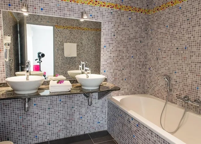 Villa Des Arts, 100 Meters From The Sea, Swimming Pool, Wifi, Air Conditioning And 6 Bikes *