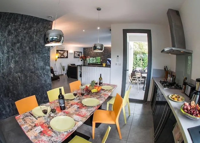 Des Arts, 100 Meters From The Sea, Swimming Pool, Wifi, Air Conditioning And 6 Bikes Villa Sete