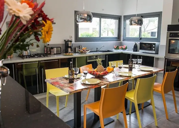 Des Arts, 100 Meters From The Sea, Swimming Pool, Wifi, Air Conditioning And 6 Bikes Villa